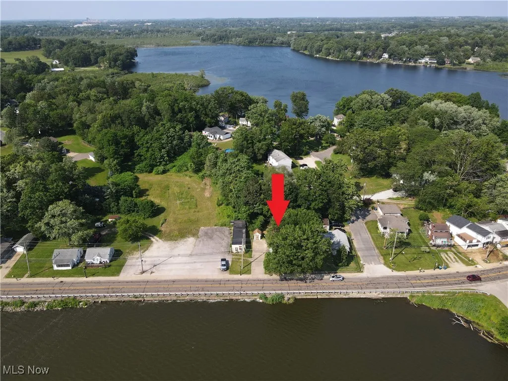 Aerial view of property's location with a large body of water