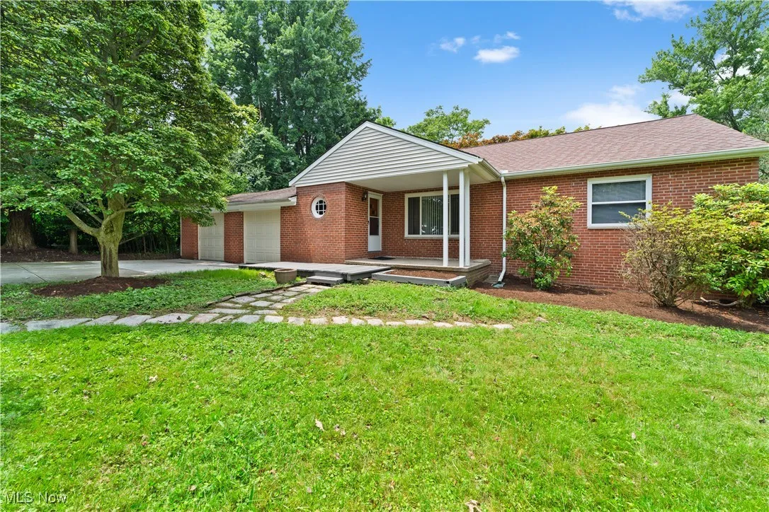 Lovely Brick Ranch in Highland Heights on a nice lot !