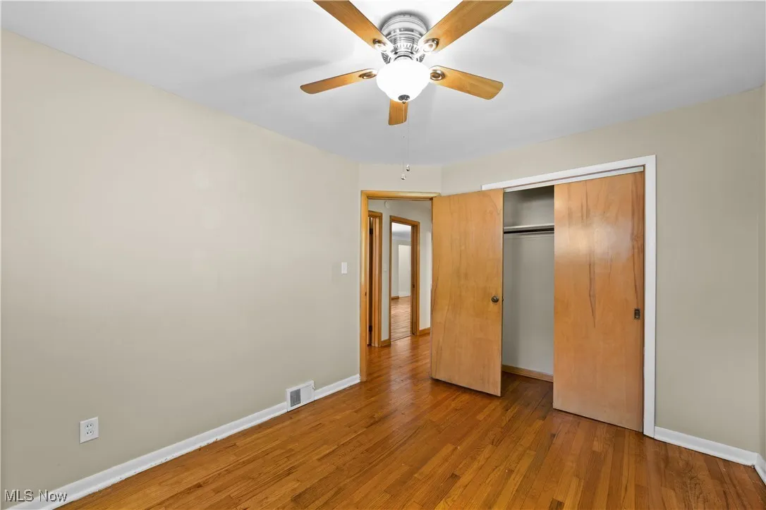 Bedroom with Hardwood floors