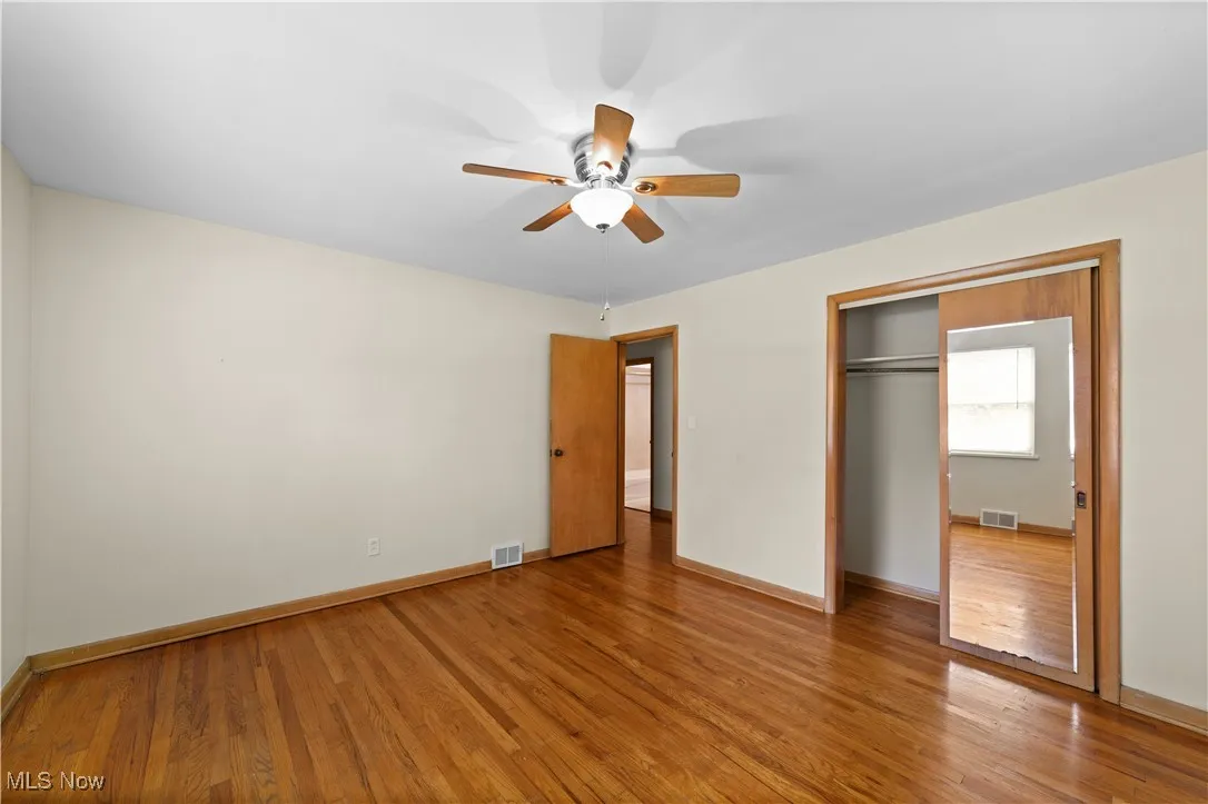 Bedroom with Hardwood floors