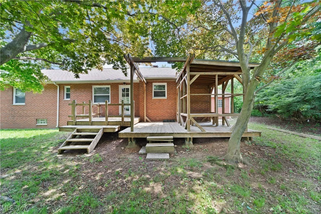 Rear Deck Perfect for entertaining