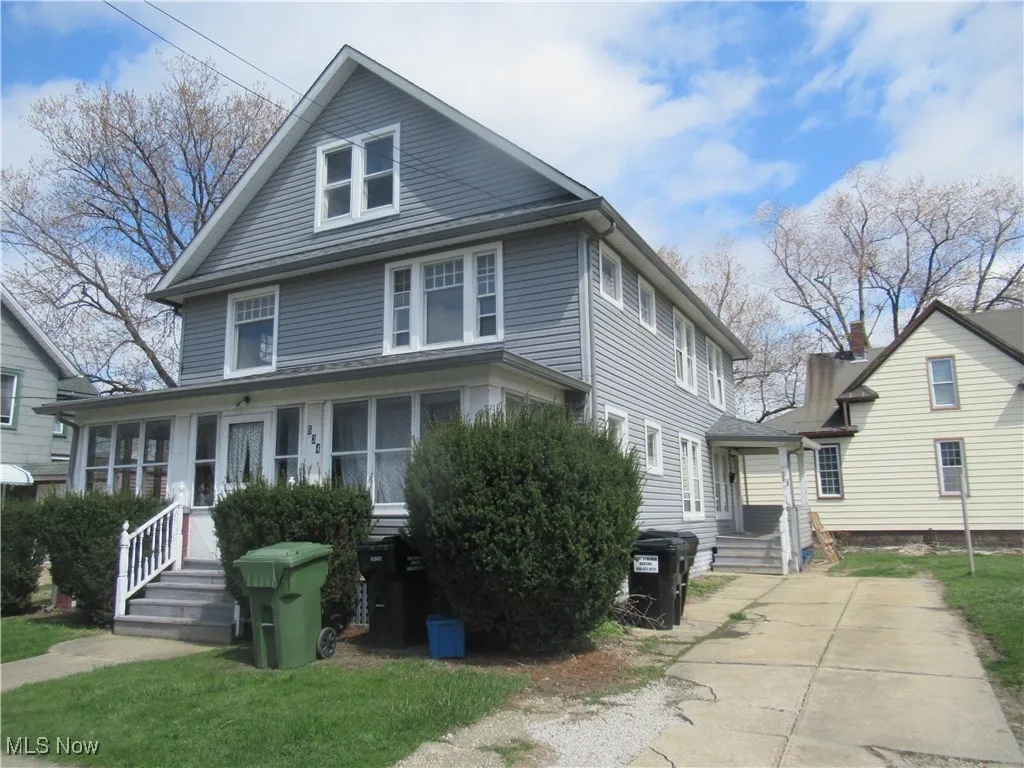 View of american foursquare style home