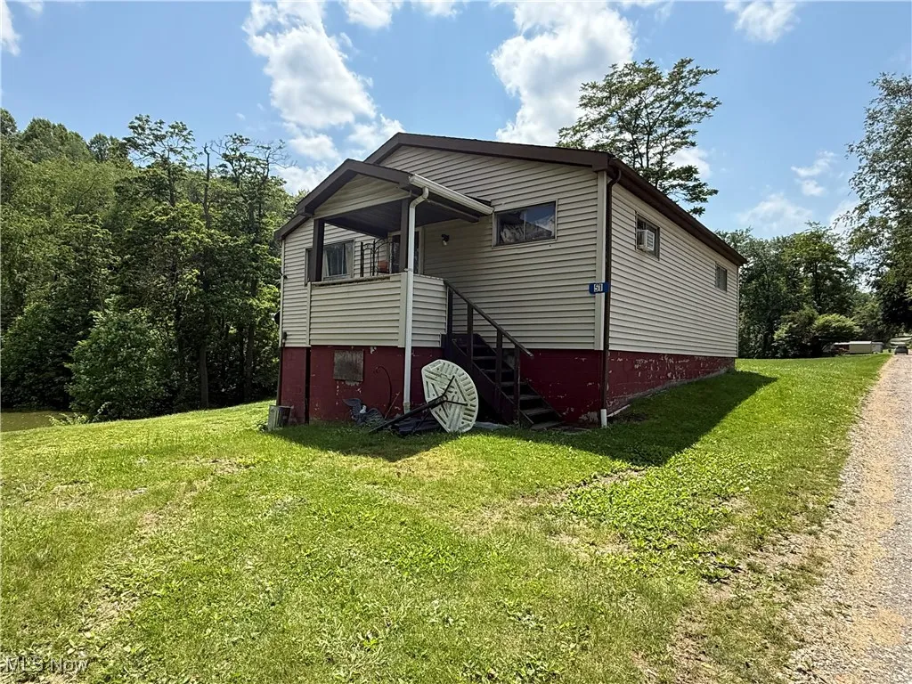 View of front facade featuring a front lawn and driveway