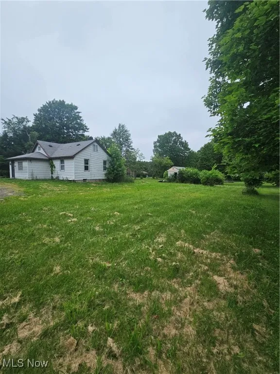 View of grassy yard