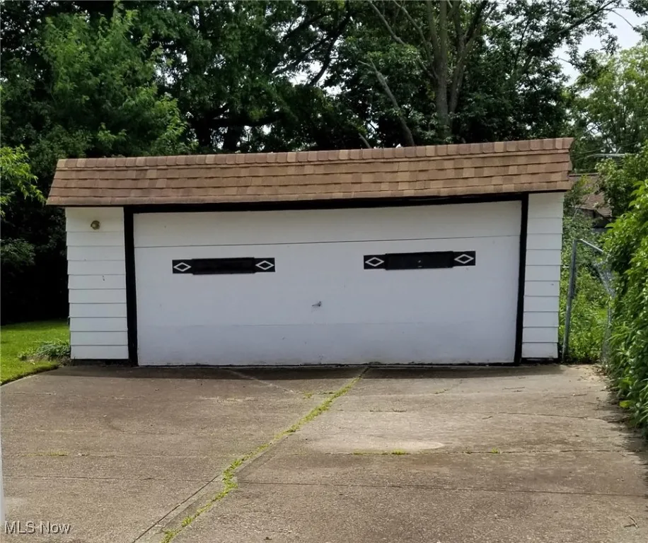 Detached garage