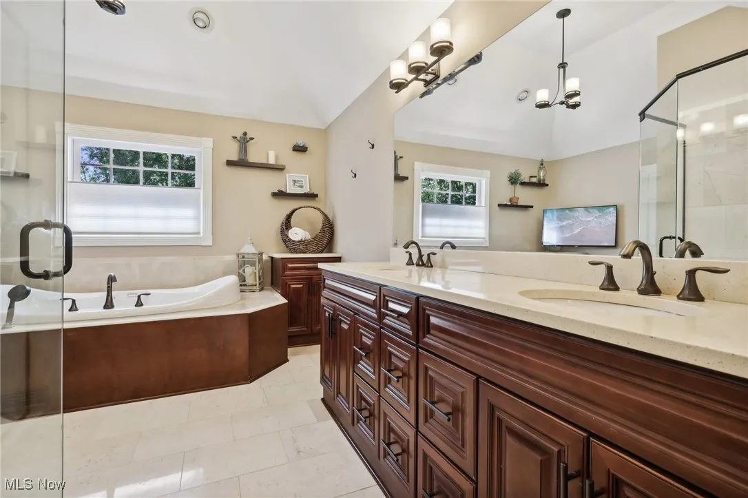 Primary Bathroom, Double Bowl Sinks, Jacuzzi Tub, Walk In & Reg Closet