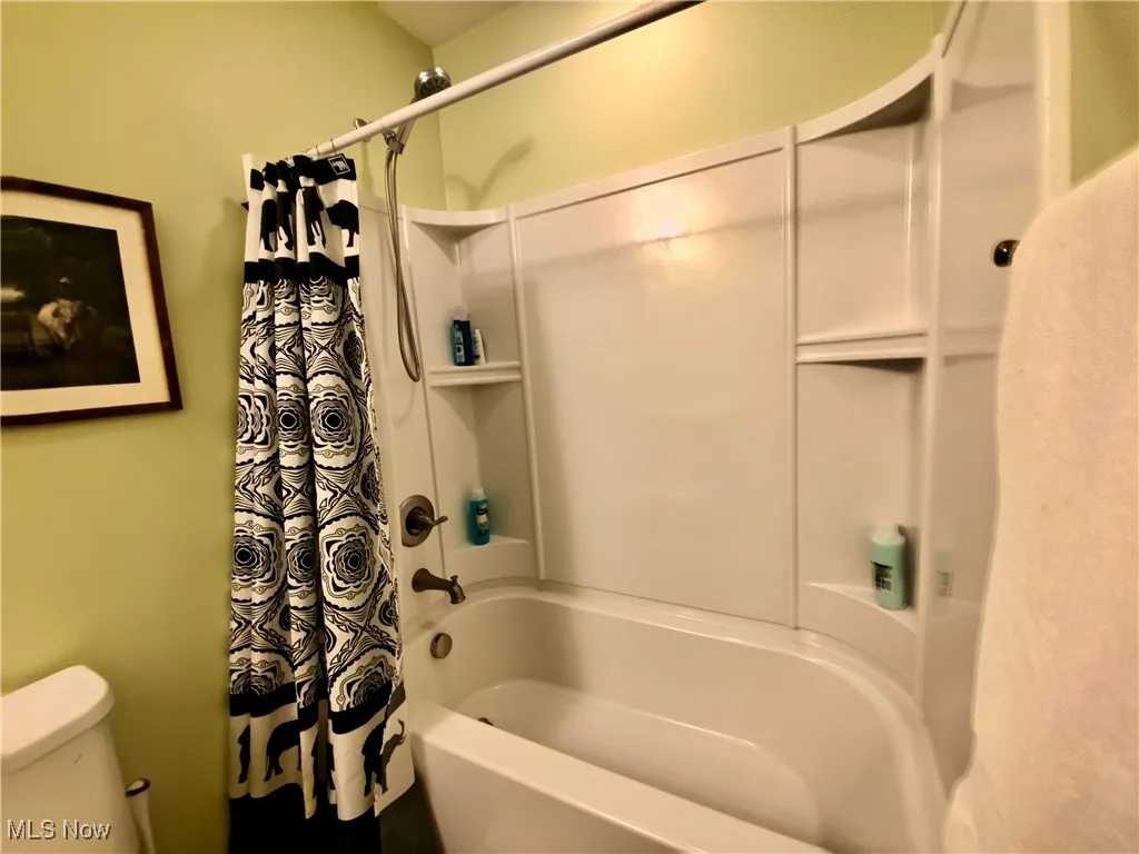 The second-floor bathroom features a convenient combined tub and shower, offering both functionality and comfort. Whether you’re looking to unwind in a bath or enjoy a quick shower, this space provides the perfect balance of practicality and relaxation.
