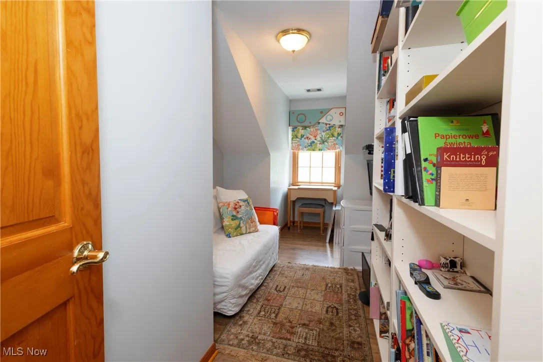 Small bonus room for an office or arts & crafts!