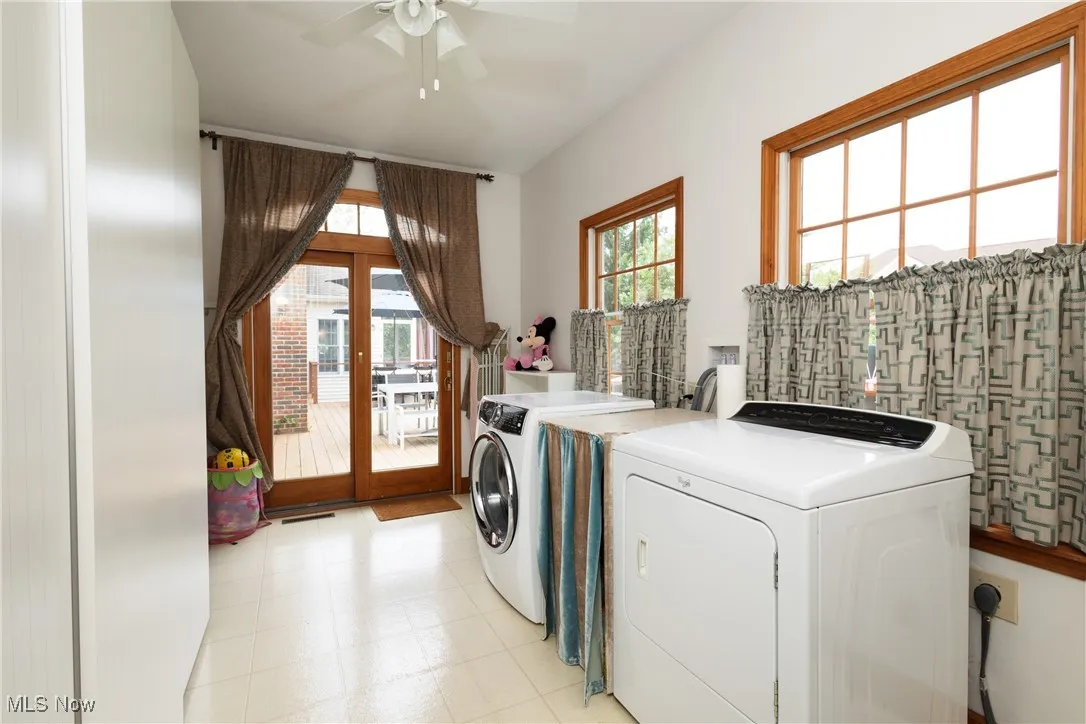 Laundry area featuring washing machine and dryer and a ceiling fan