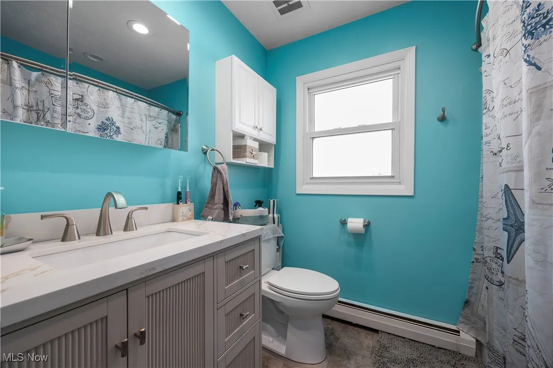 Upper level full bath