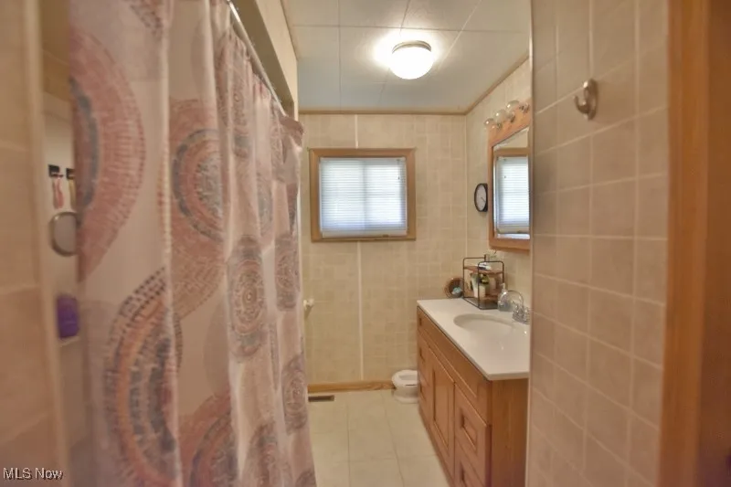 The main floor full bath features a tub/ shower combo