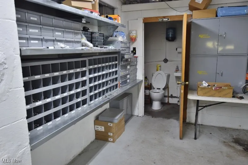The 5 bay garage is heated and airconditioned and also includes a convenient 1/2 bath
