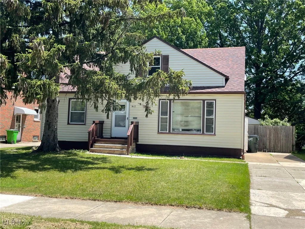 welcome to 917 East 214th Street in Euclid