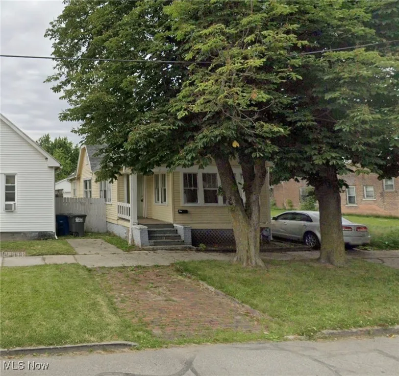 View of front of house featuring a front yard