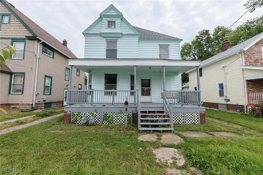 View of front facade featuring covered porch and a front lawn
