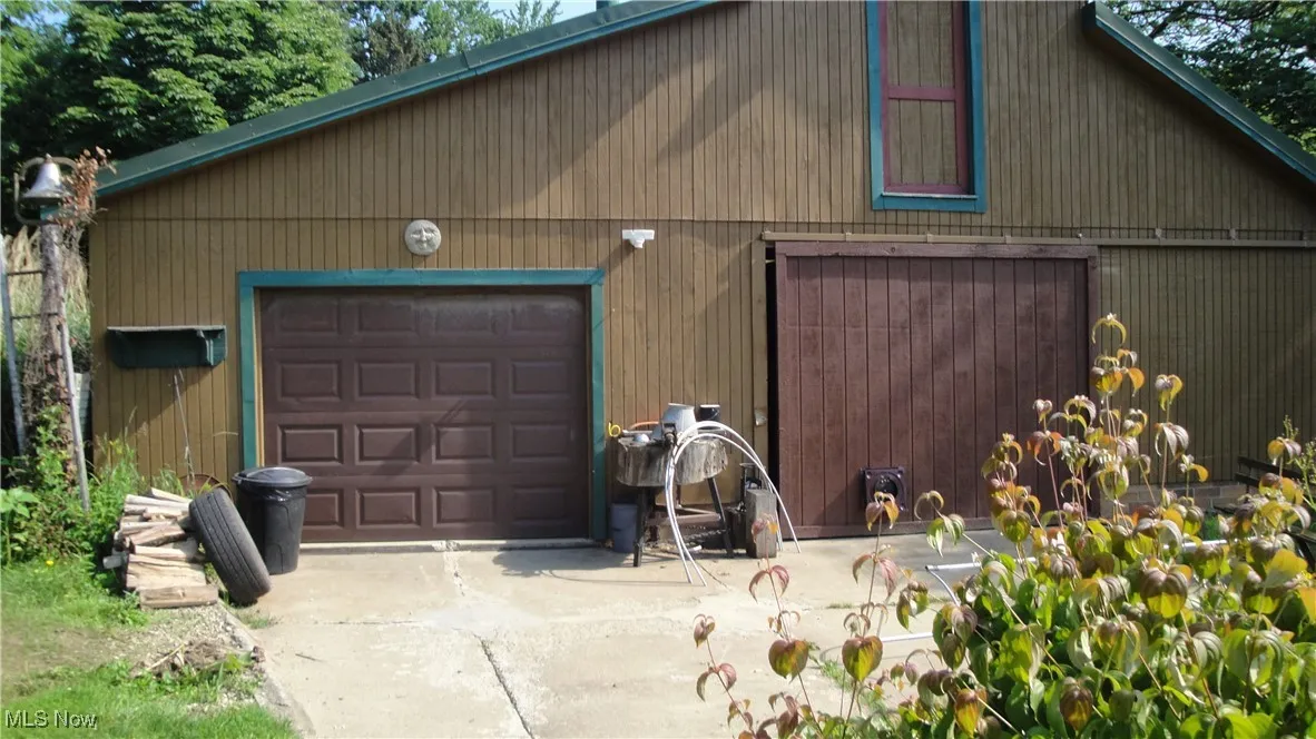 Detached garage featuring concrete driveway