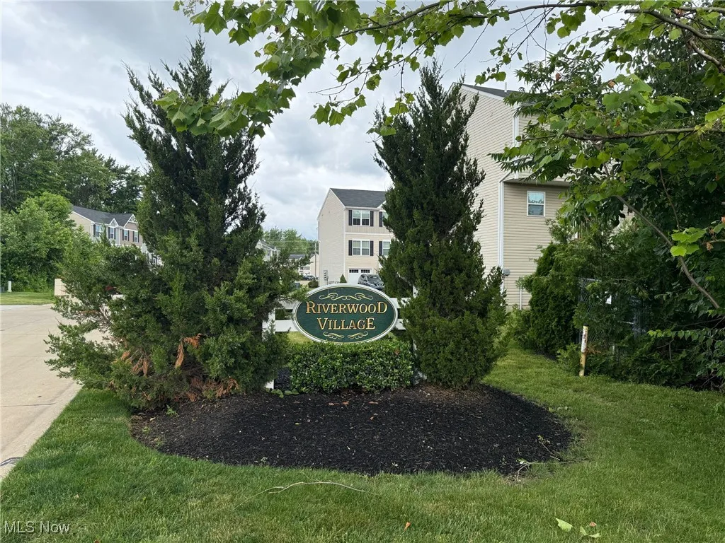 Riverwood Village entry