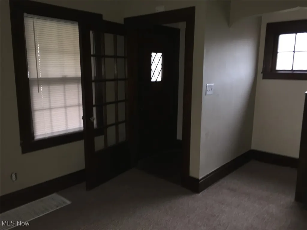 Foyer featuring carpet floors and baseboards