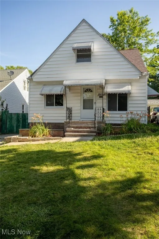 Bungalow-style house with entry steps