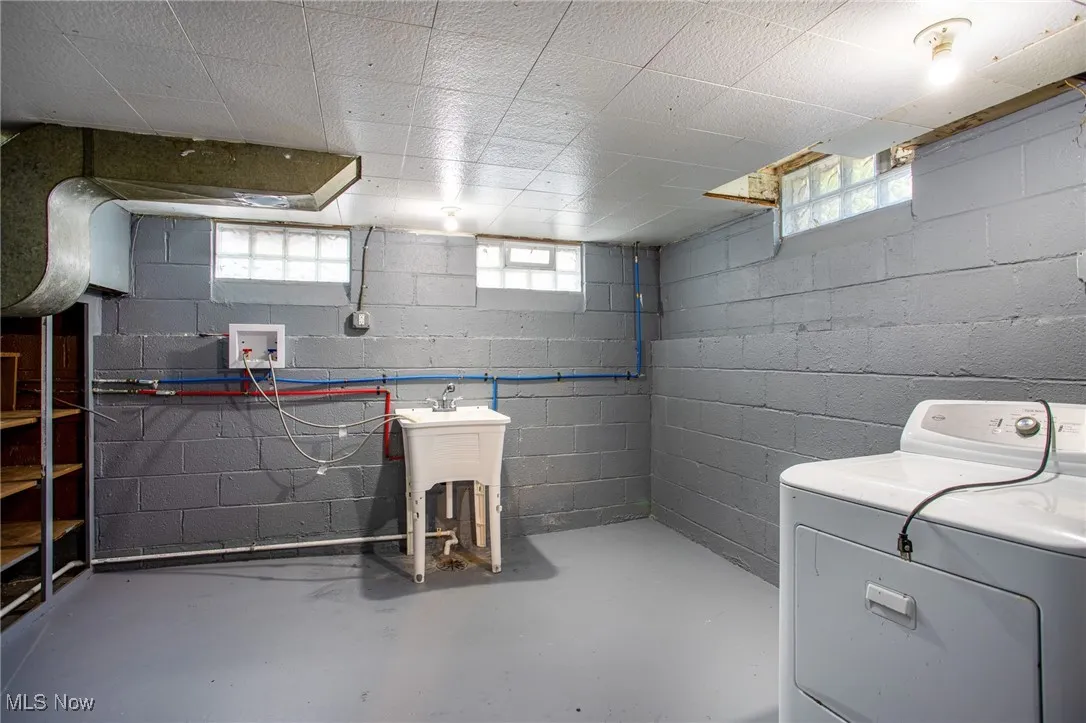 Below grade area featuring washer / dryer