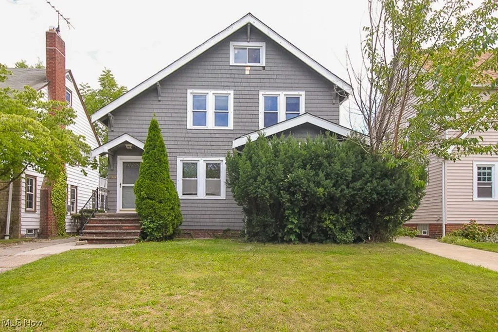 View of front facade featuring a front yard