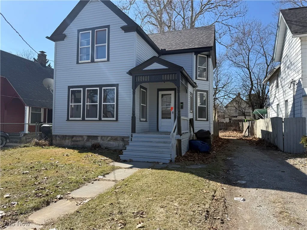 View of front facade featuring driveway