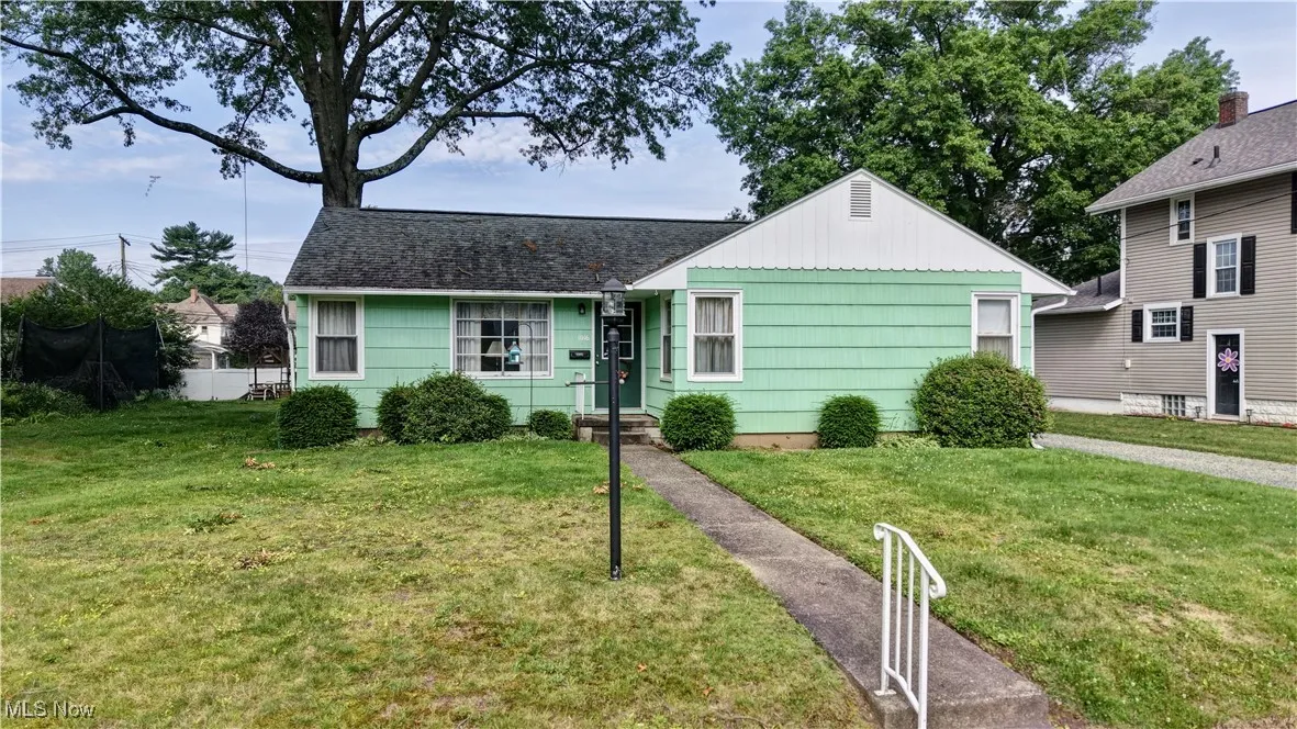 View of front of property featuring a front lawn