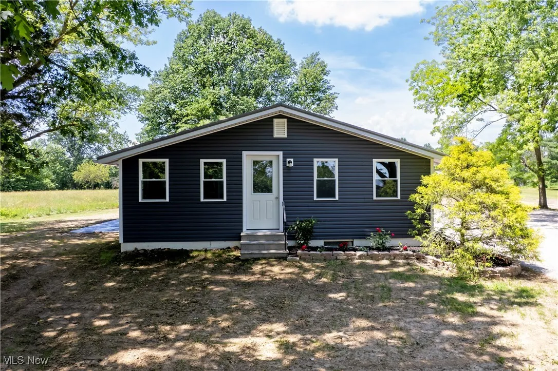 Bungalow featuring entry steps