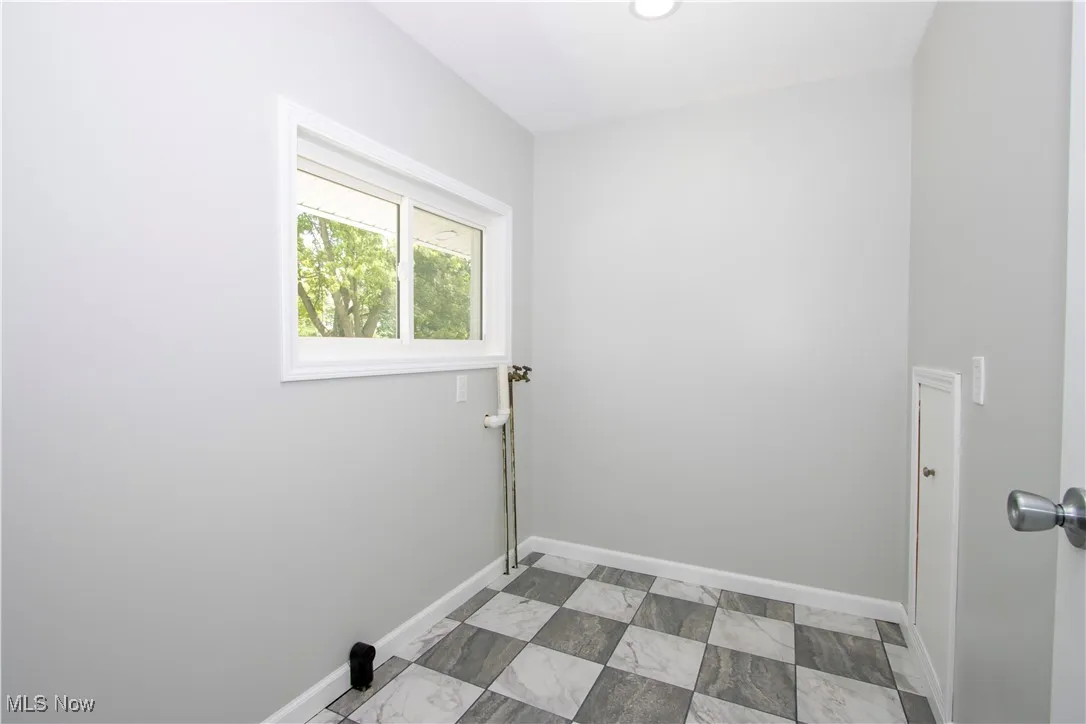 Laundry room with baseboards