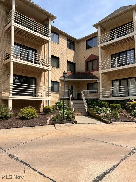View of apartment building


View of Condominium entrance