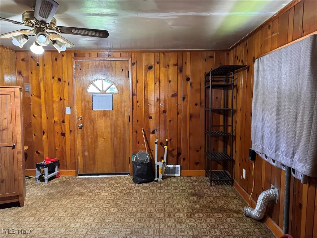 Breakfast area and laundry hook up