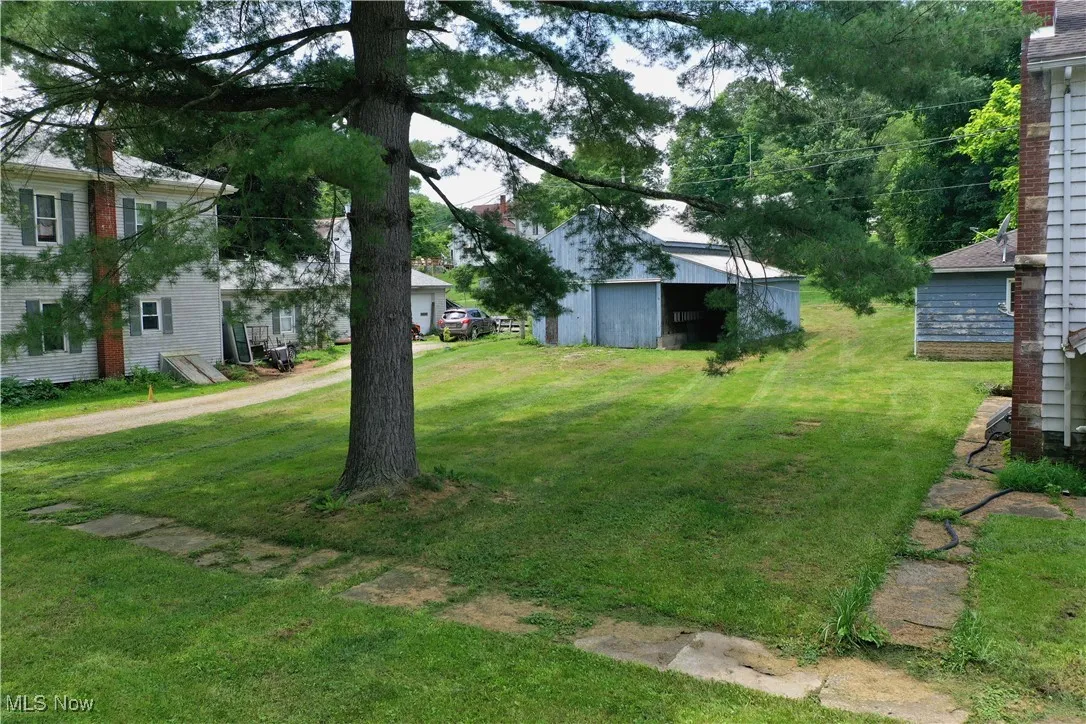 View of grassy yard featuring an outdoor structure