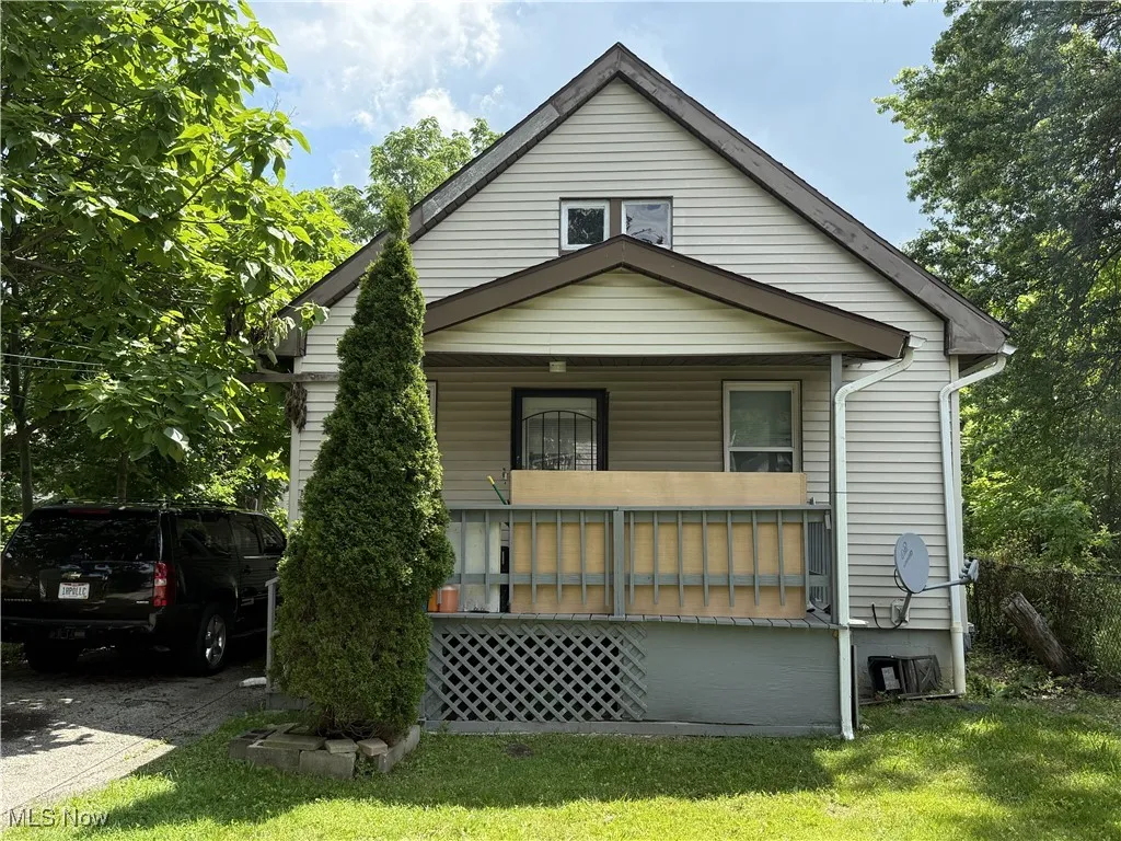 View of front facade featuring a porch and a front yard
