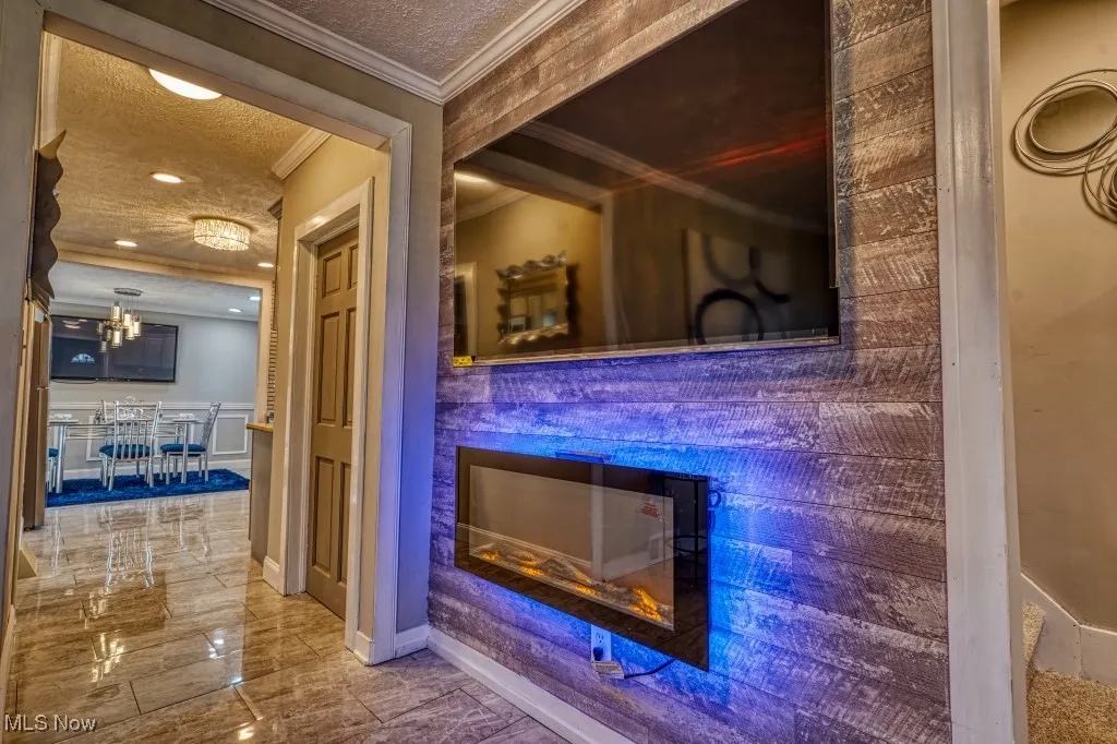 Detailed view of ornamental molding and a textured ceiling