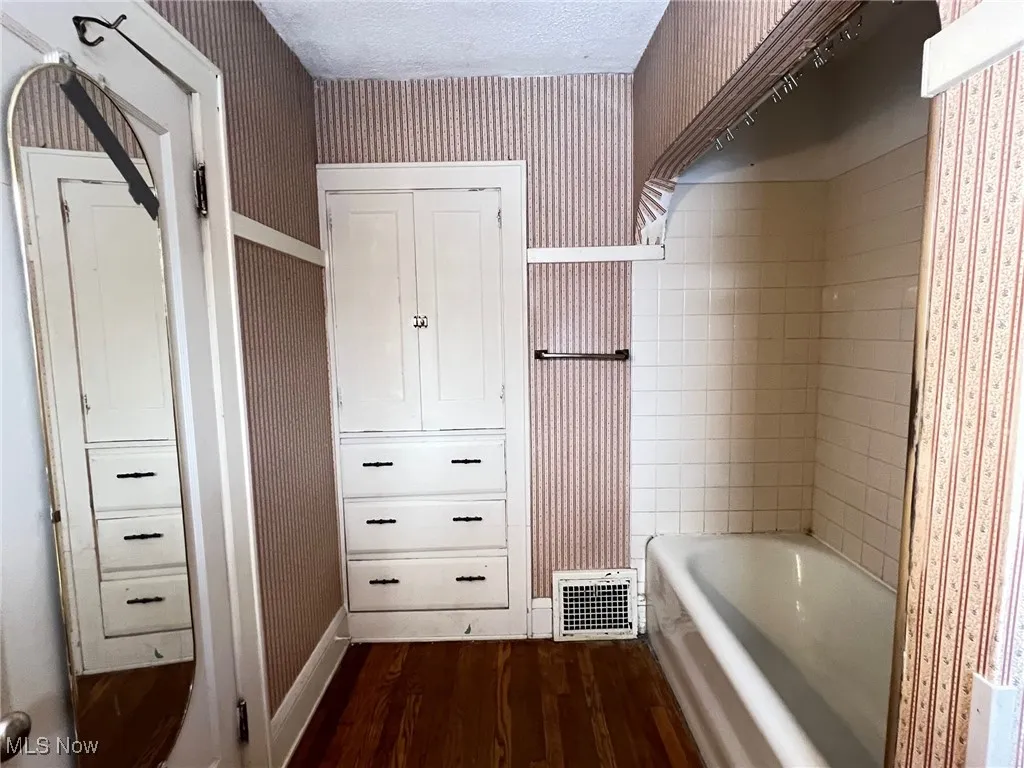 Second floor full bath