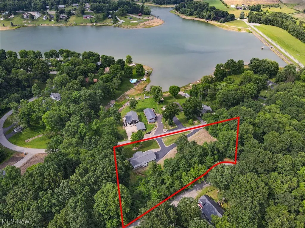 View of property location with a nearby 150 acre lake and property boundaries highlighted