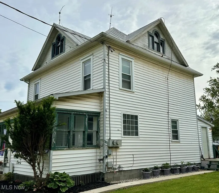 View of side of home