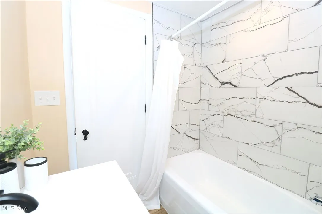 Full bath with shower / bath combo