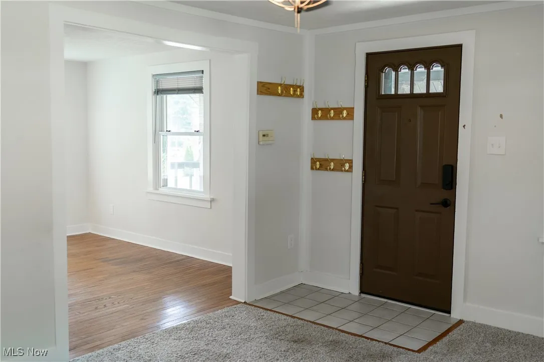 Entryway with ceramic tile
