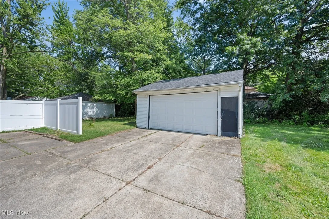 Detached garage