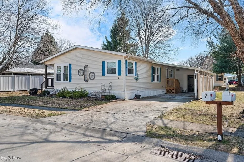 Manufactured / mobile home featuring driveway and a carport