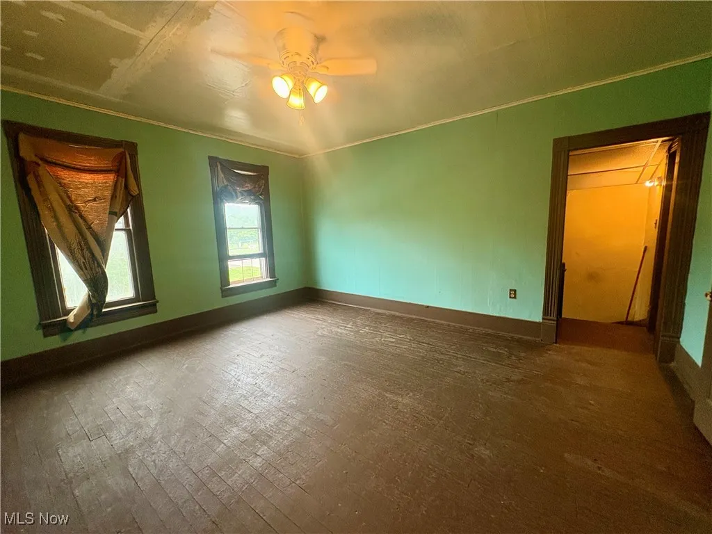 Unfurnished room with a ceiling fan and crown molding