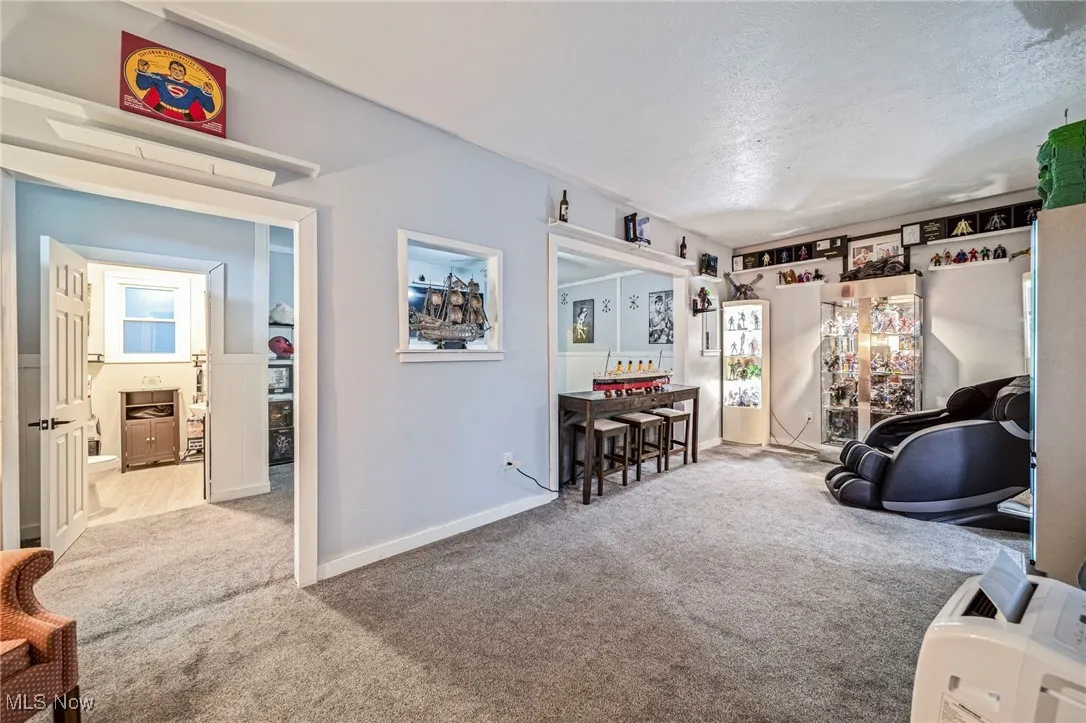 Sitting room with carpet and a textured ceiling