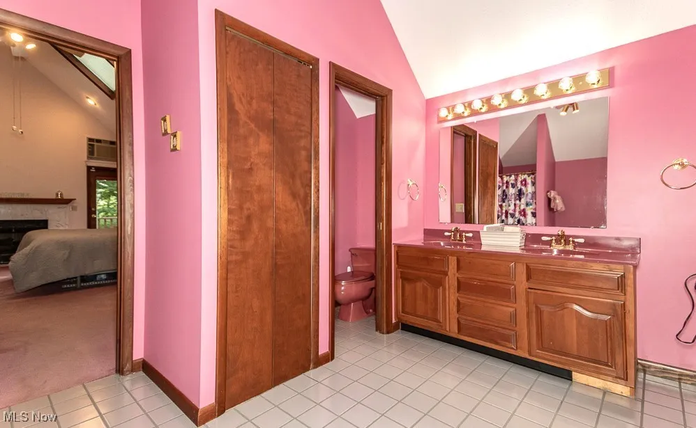 En suite main sink area