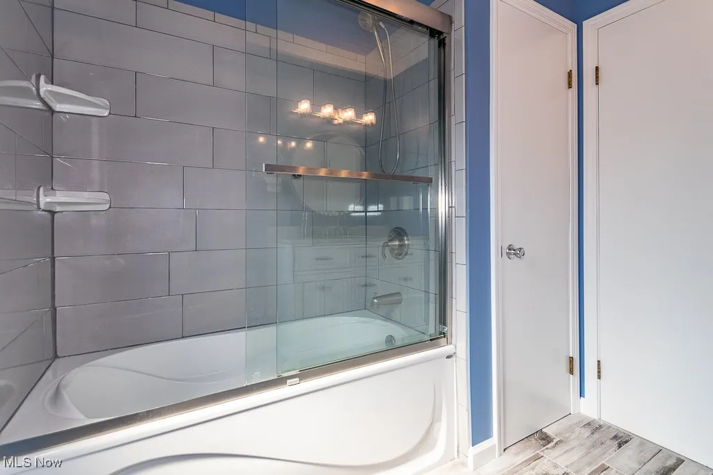 Tub and shower in main bath