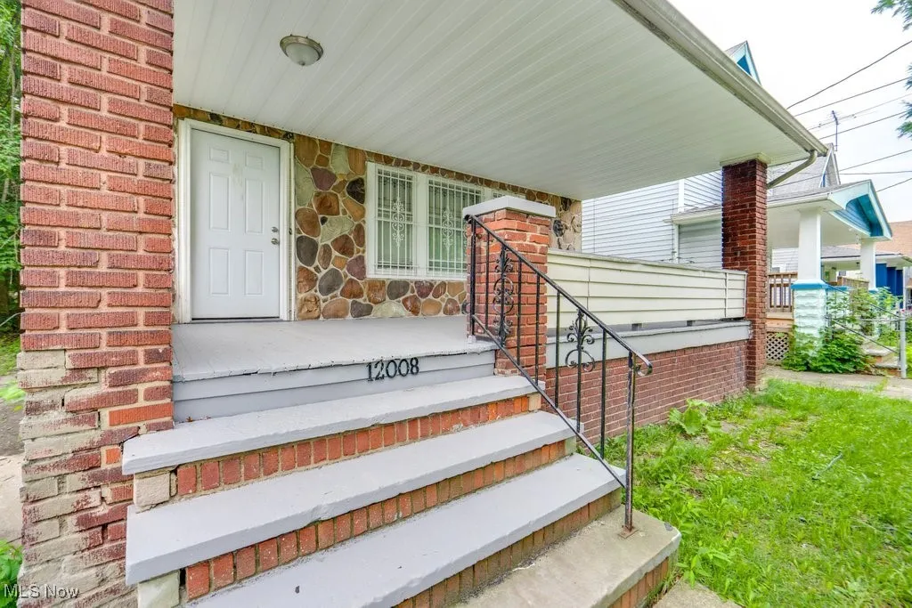 Entrance to property featuring a porch