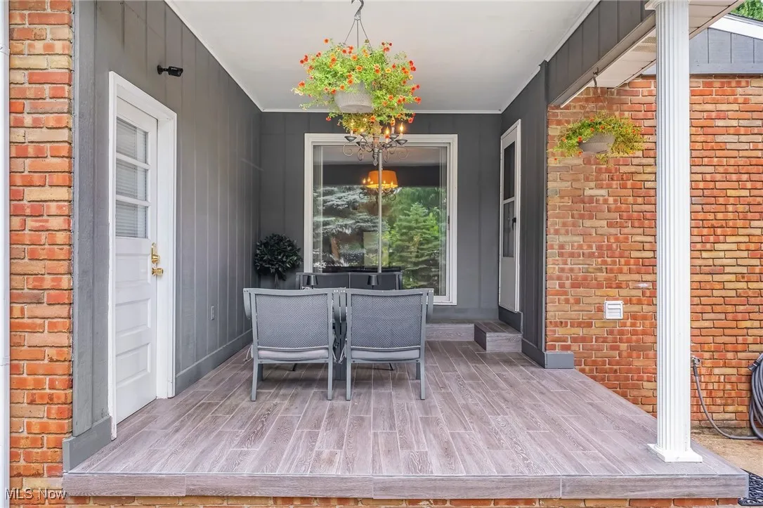 Deck with outdoor dining area