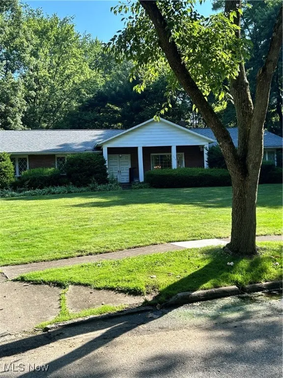 View of front of house featuring a front yard