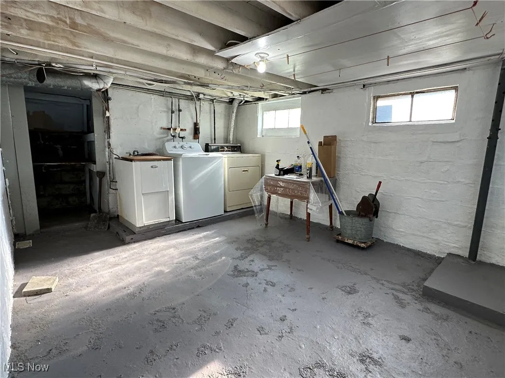 Basement with washing machine and dryer