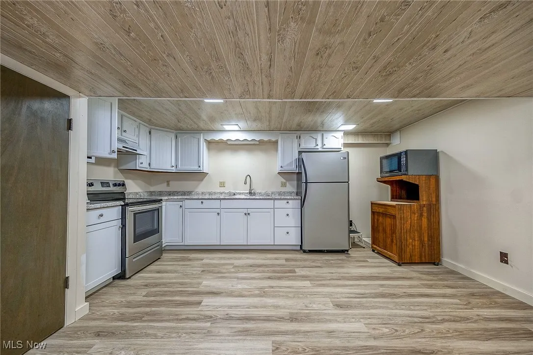 Basement Kitchen
*Appliances Do Not Stay